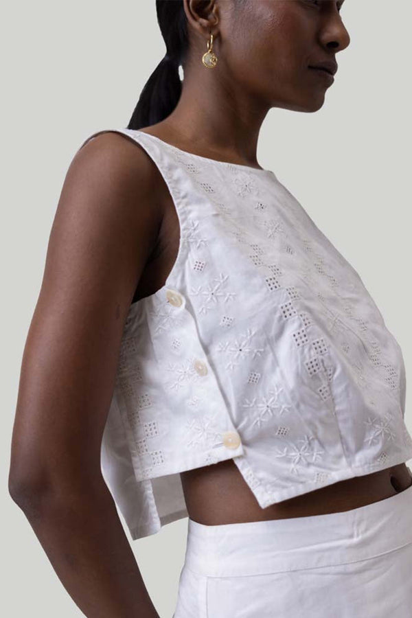 Reistor:   Boxy Crop Top in White.